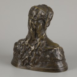 "S. Blanc". Een bronzen buste van een dame in traditionele kledij, 1e helft 20e eeuw.