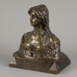 "S. Blanc". Een bronzen buste van een dame in traditionele kledij, 1e helft 20e eeuw.