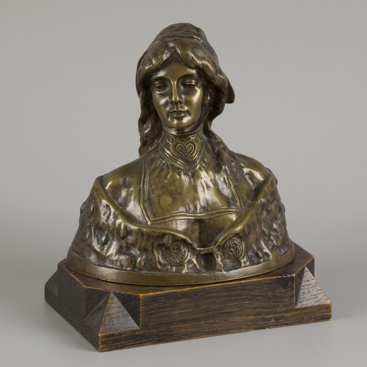 "S. Blanc". Een bronzen buste van een dame in traditionele kledij, 1e helft 20e eeuw.