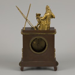 Een bronzen pendule met personificatie van schilderkunst in vroeg 18e-eeuwse dracht, Frankrijk, midden 19e eeuw.