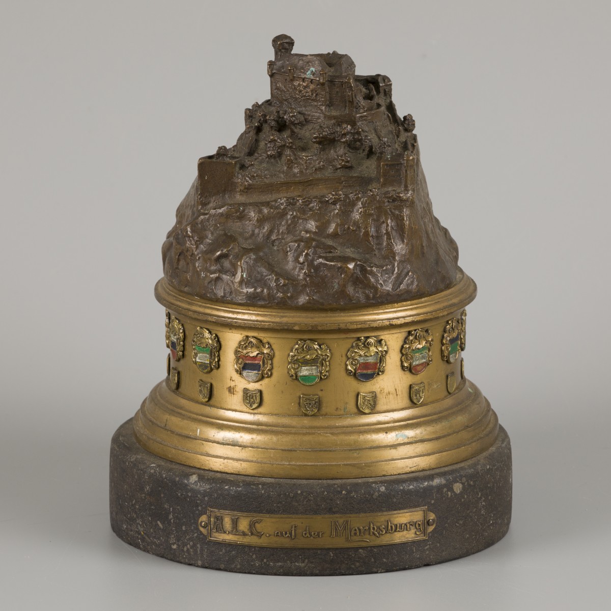 "Studentika" - Een bronzen gedenksculptuur voor de "Allgemeiner Landsmannschafter Convent auf der Marksburg", Duitsland, tussen 1904 en 1919.