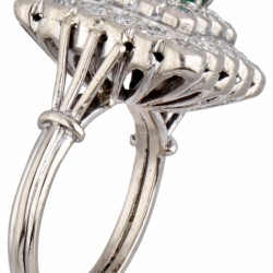BWG 10 kt. Witgouden entourage ring bezet met ca. 0.96 ct. diamant en smaragd.