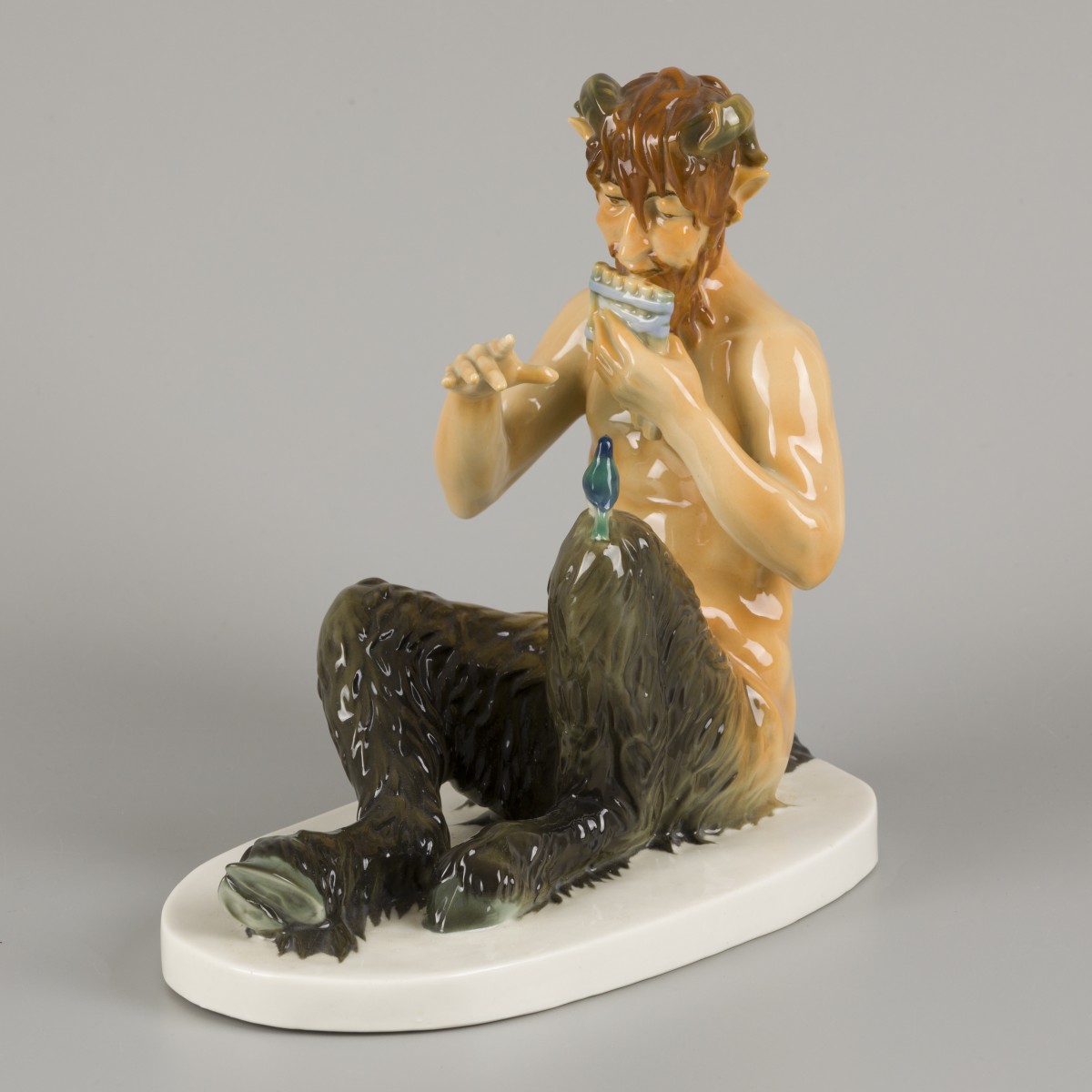 Een gepolychromeerd figuurstuk van een panfluit-spelende faun, Duitsland, 2e helft 20e eeuw.