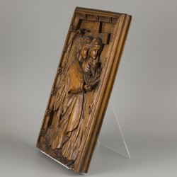 Een eiken bas-reliëf met voorstelling van Johannes de evangelist met arma sacra, ca. 1900.