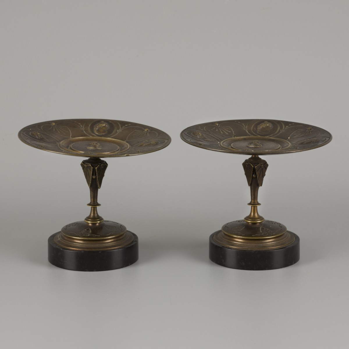 Een stel gegoten bronzen tazza's met medaillons van een Romeinse keizerlijke familie.