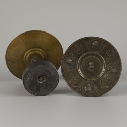 Een stel gegoten bronzen tazza's met medaillons van een Romeinse keizerlijke familie.