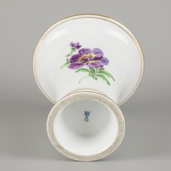 Een porseleinen bekervaas gedecoreerd met bloemen, Meissen, eind 20e eeuw.