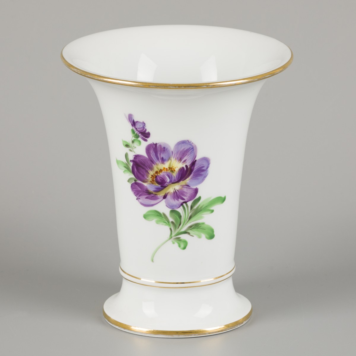 Een porseleinen bekervaas gedecoreerd met bloemen, Meissen, eind 20e eeuw.
