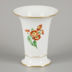Een porseleinen bekervaas gedecoreerd met bloemen, Meissen, eind 20e eeuw.