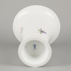 Een porseleinen bekervaas gedecoreerd met bloemen, Meissen, eind 20e eeuw.