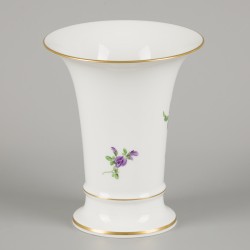 Een porseleinen bekervaas gedecoreerd met bloemen, Meissen, eind 20e eeuw.