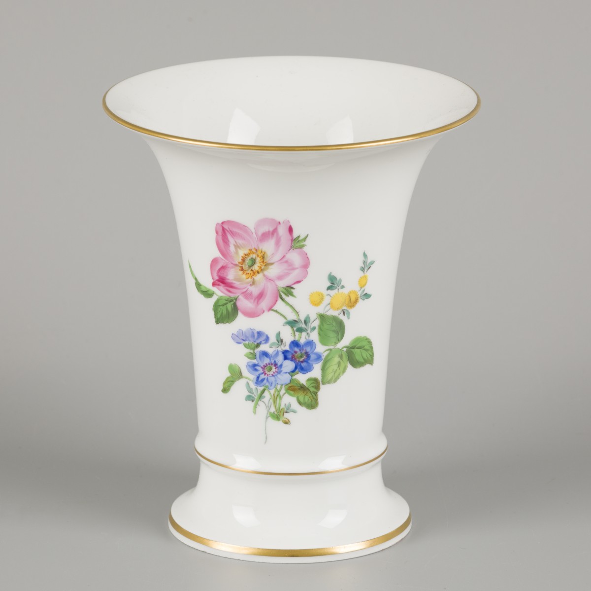 Een porseleinen bekervaas gedecoreerd met bloemen, Meissen, eind 20e eeuw.