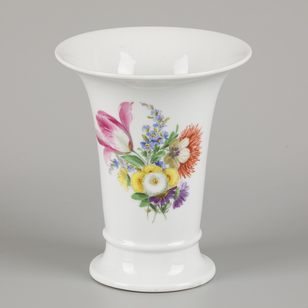 Een porseleinen bekervaas gedecoreerd met bloemen, Meissen, eind 20e eeuw.