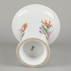 Een porseleinen bekervaas gedecoreerd met bloemen, Meissen, eind 20e eeuw.
