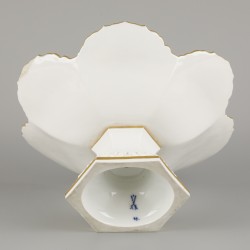 Een porseleinen tazza met vergulde motieven, Meissen, eind 20e eeuw.
