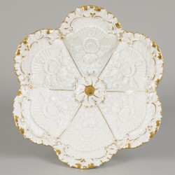 Een porseleinen tazza met vergulde motieven, Meissen, eind 20e eeuw.