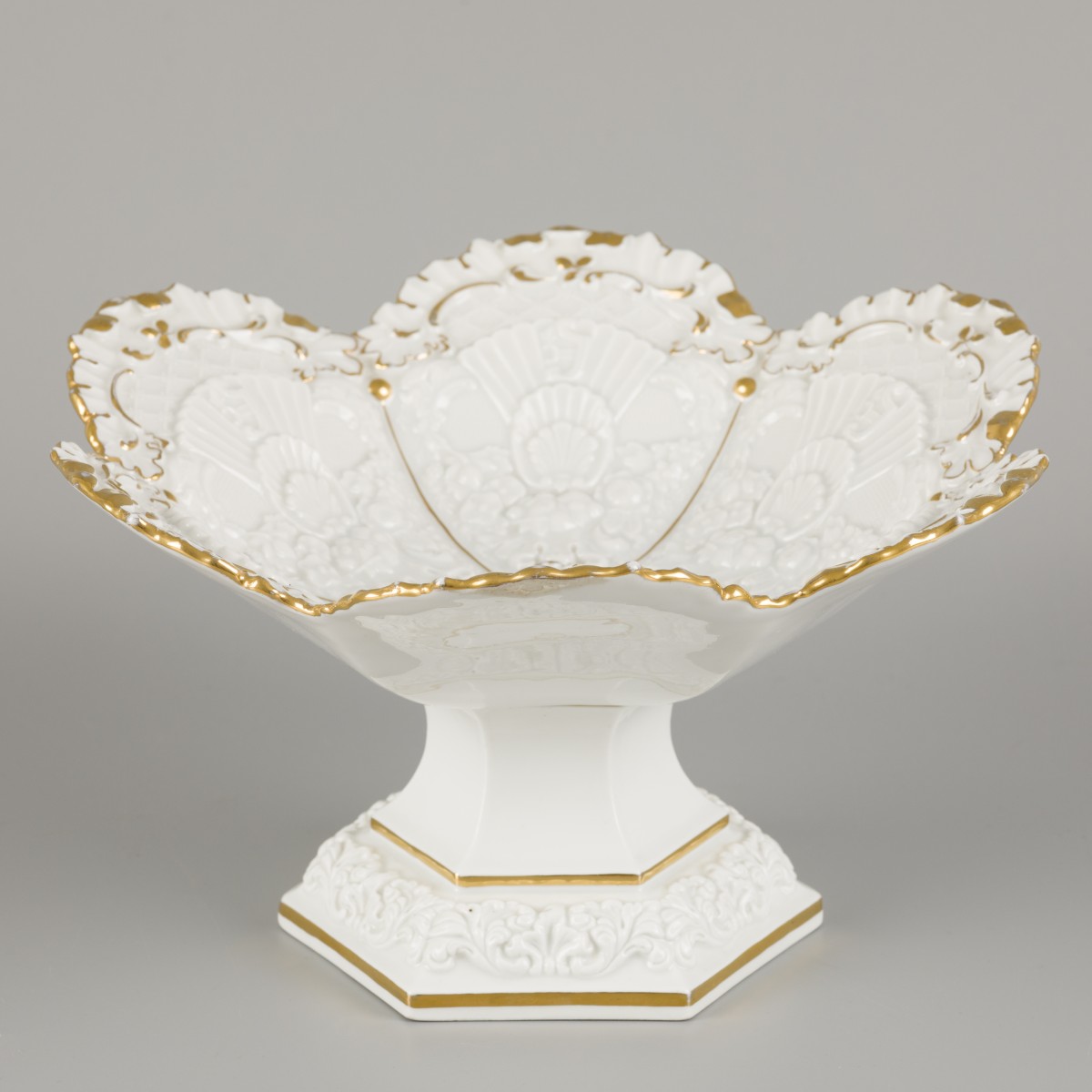 Een porseleinen tazza met vergulde motieven, Meissen, eind 20e eeuw.