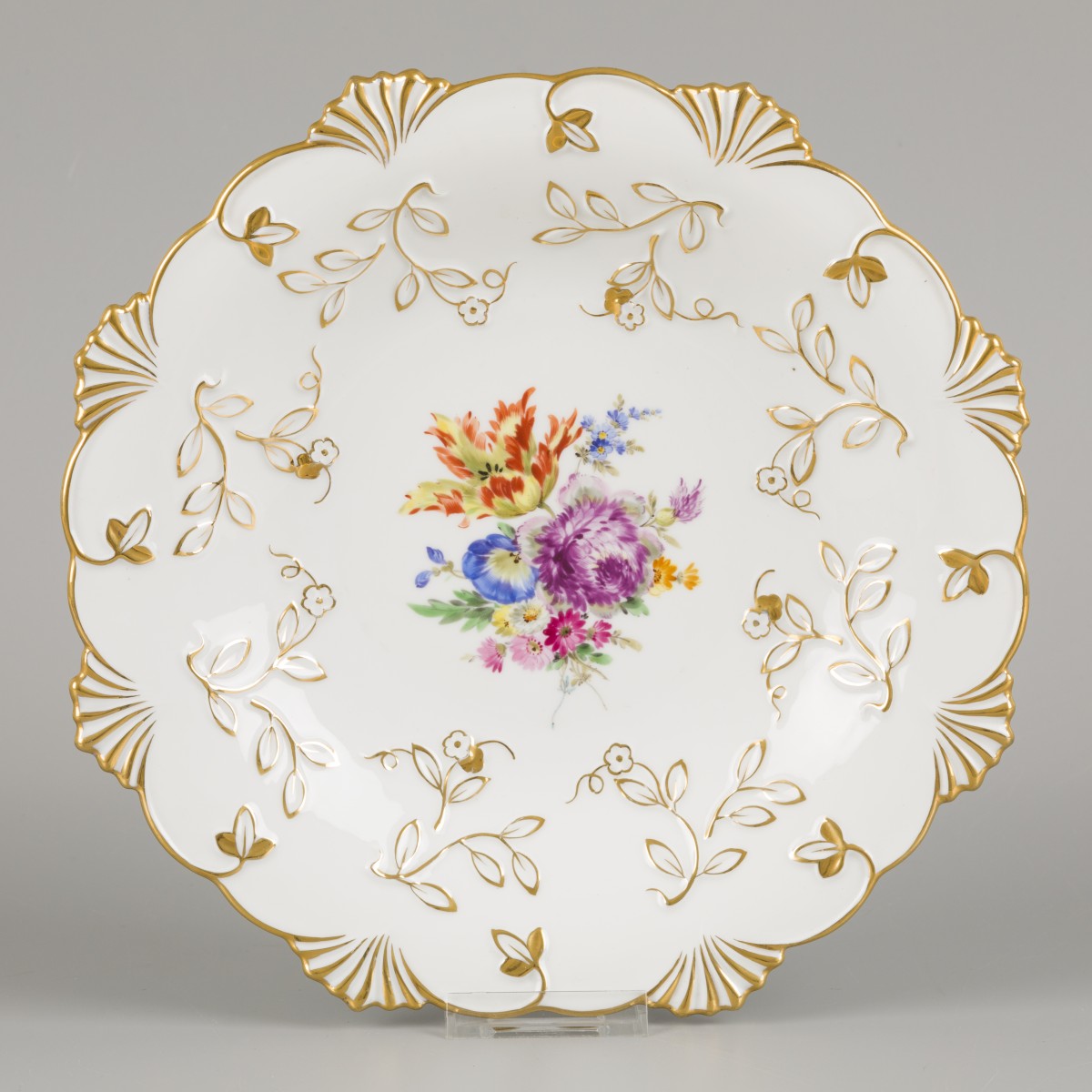 Een porseleinen koekschaal gedecoreerd met bloemen en vergulde motieven, Meissen, eind 20e eeuw.