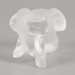 Een glazen sculptuur "nu assis", Lalique, eind 20e eeuw.