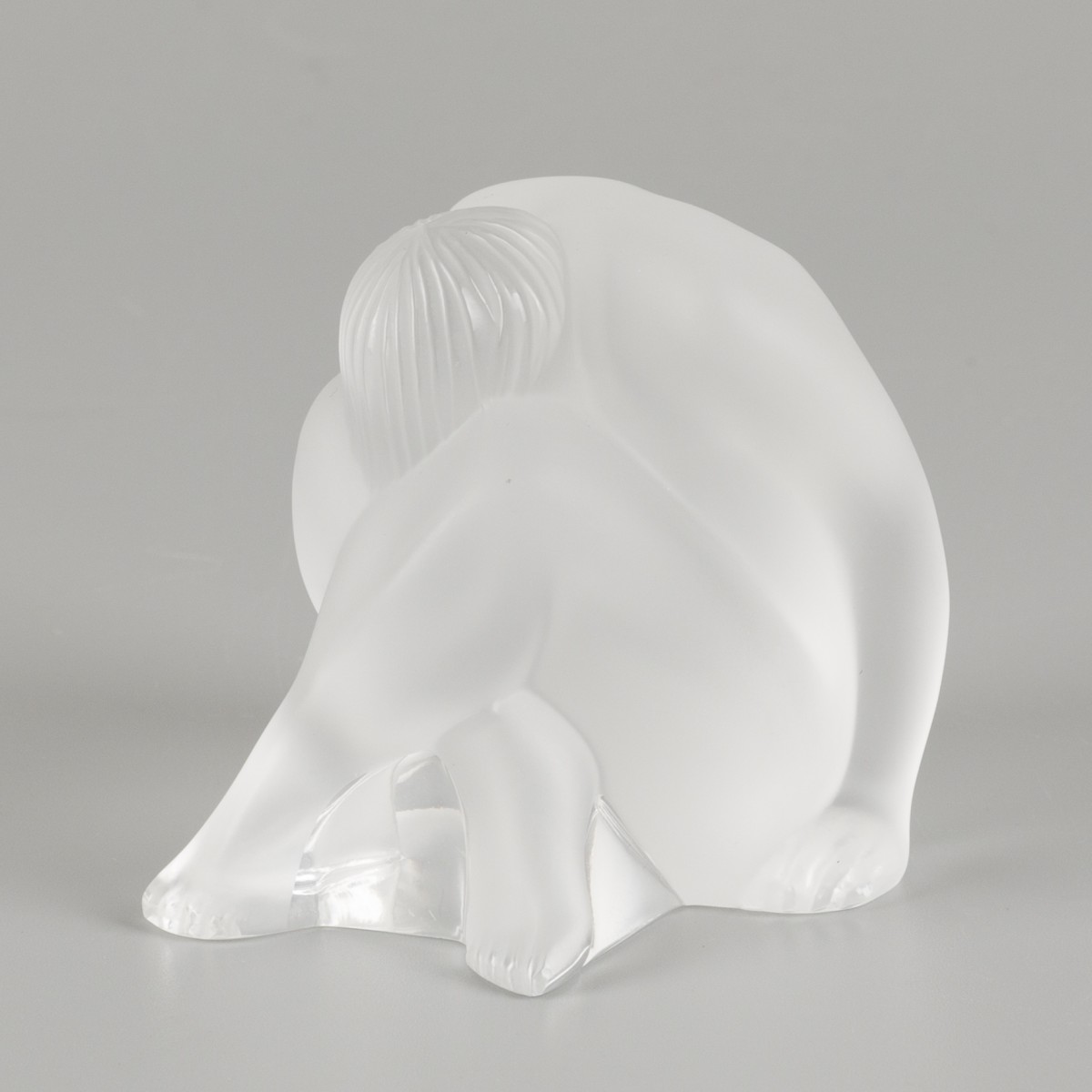 Een glazen sculptuur "nu assis", Lalique, eind 20e eeuw.