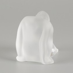 Een glazen sculptuur "nu assis", Lalique, eind 20e eeuw.