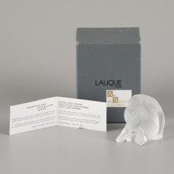 Een glazen sculptuur "nu assis", Lalique, eind 20e eeuw.