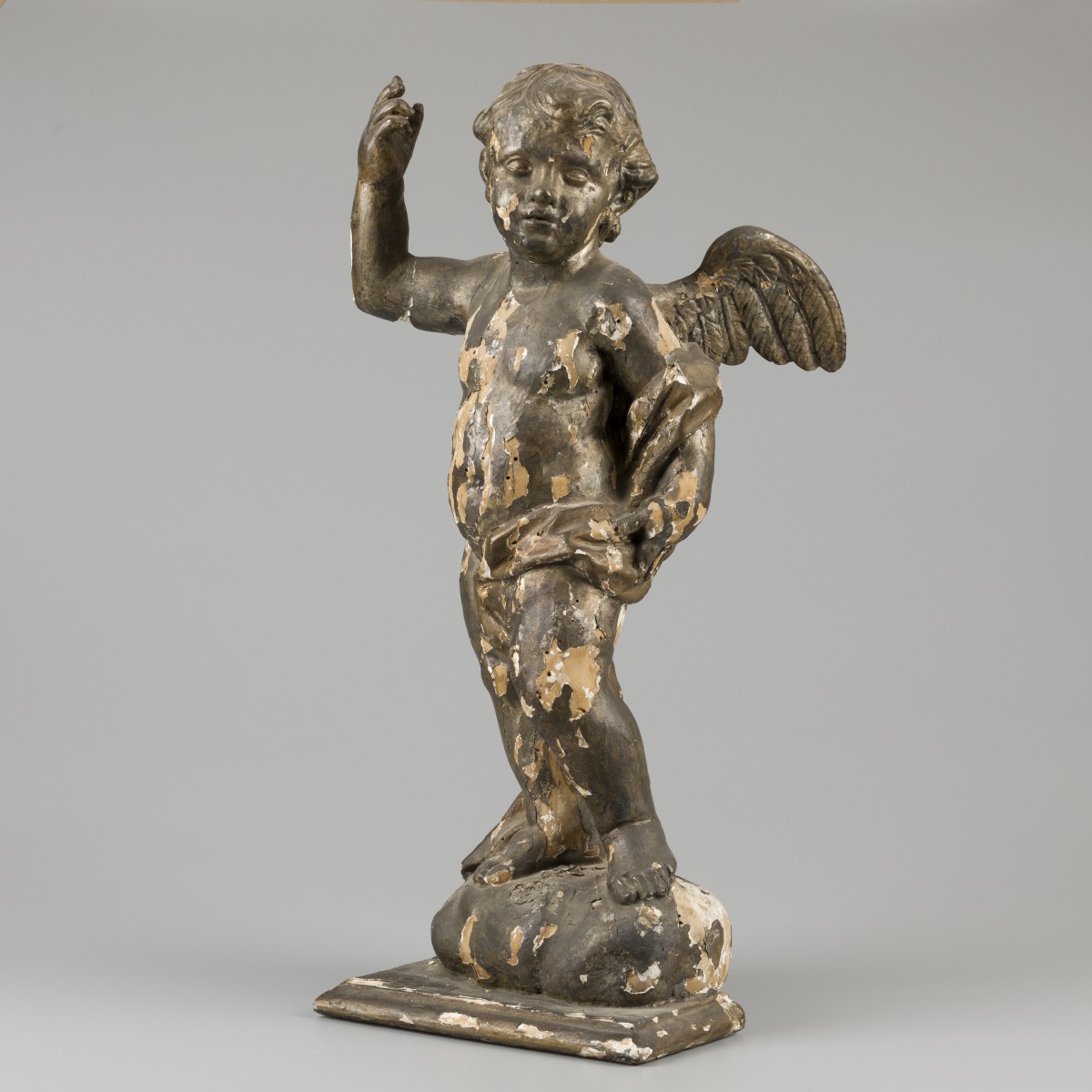 (A203/A141). Een houten sculptuur van een engel, 17e eeuw.