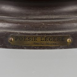 Een ZAMAK sculptuur van een musicerende schone. "Poesie Légère"