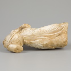 Een marmeren sculptuur van een meanade, Italië, 300 na Chr.