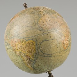 Een wereldglobe op gedraaide voet, 1e helft 20e eeuw.