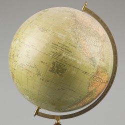 Een Deense "Dr. Kause" wereld globe op gedraaide houten voet, 1e helft 20e eeuw.