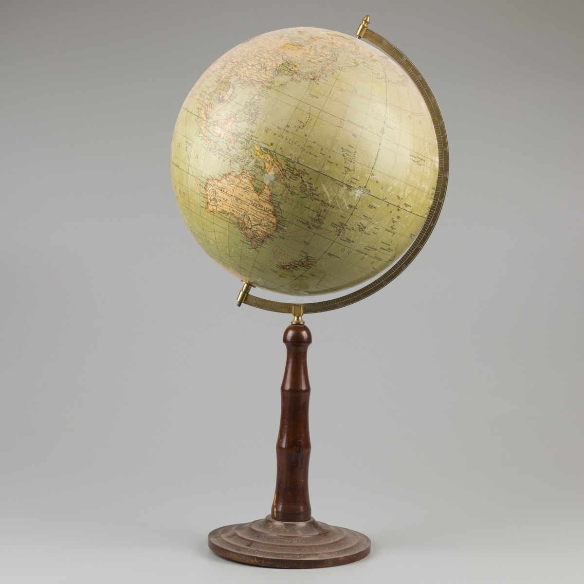 Een Deense "Dr. Kause" wereld globe op gedraaide houten voet, 1e helft 20e eeuw.