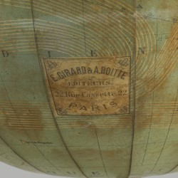 Een "E. Girard & A. Boitte, Parijs" wereldglobe op metalen gegoten voet met leeuwenkoppen en klauwvoeten, ca. 1900 - 1920.