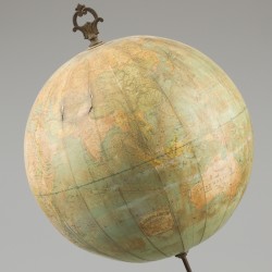 Een "E. Girard & A. Boitte, Parijs" wereldglobe op metalen gegoten voet met leeuwenkoppen en klauwvoeten, ca. 1900 - 1920.