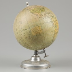 A lot bestaande uit (2) wereldglobes op metalen voet, ca. 1950.