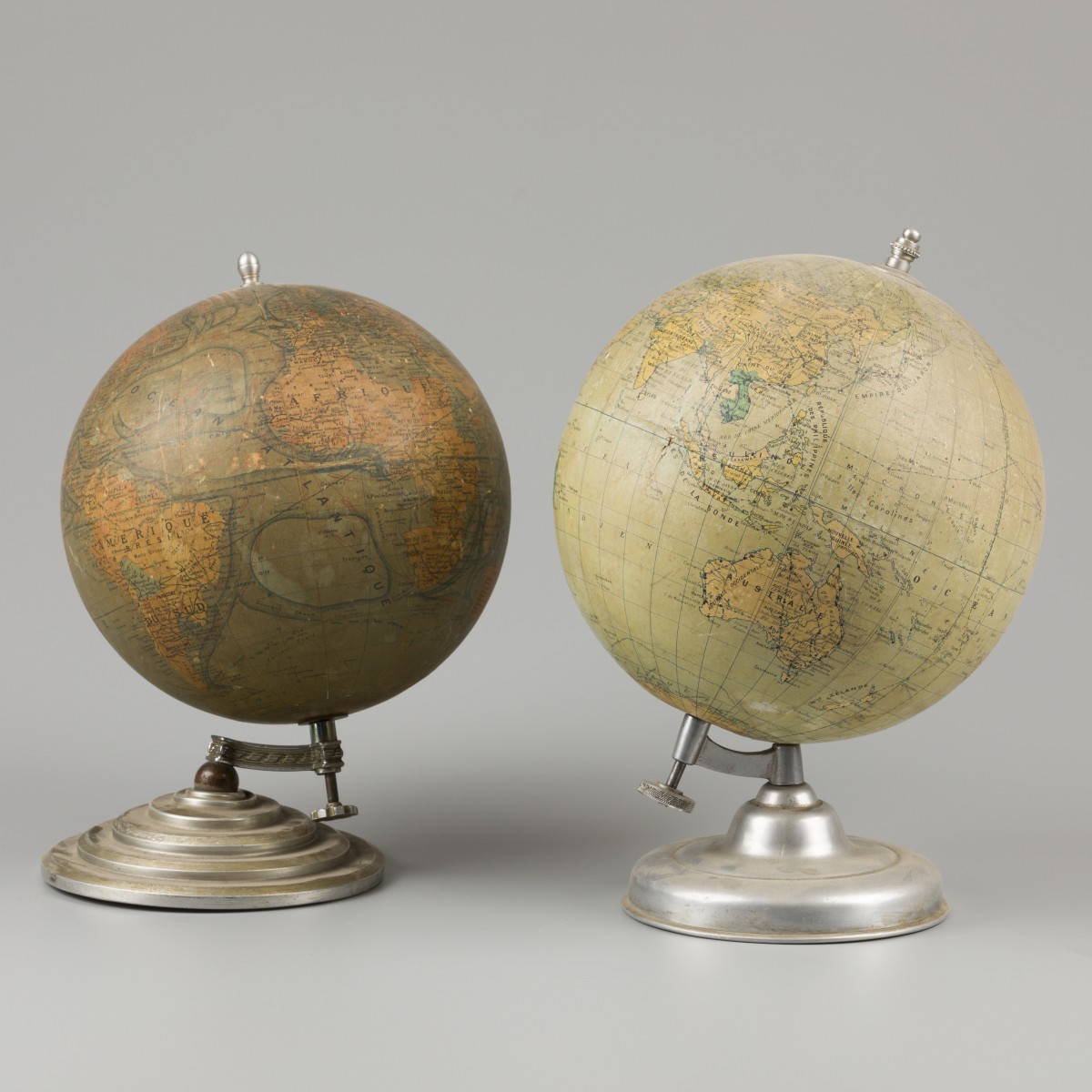 A lot bestaande uit (2) wereldglobes op metalen voet, ca. 1950.