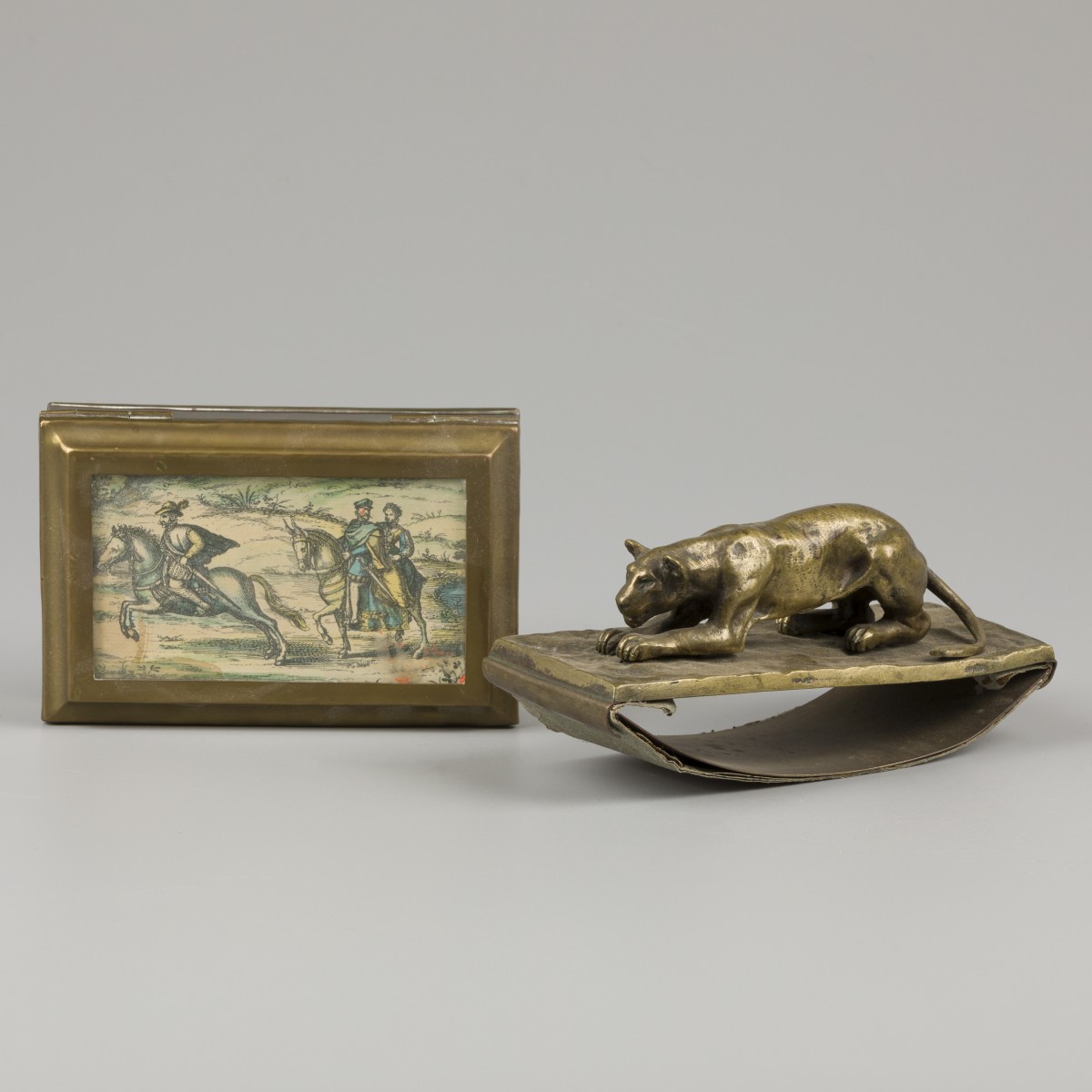 Een bronzen blotter met daarop een gegoten leeuwin, daarbij een koperen doos voor speelkaarten, ca. 1880.