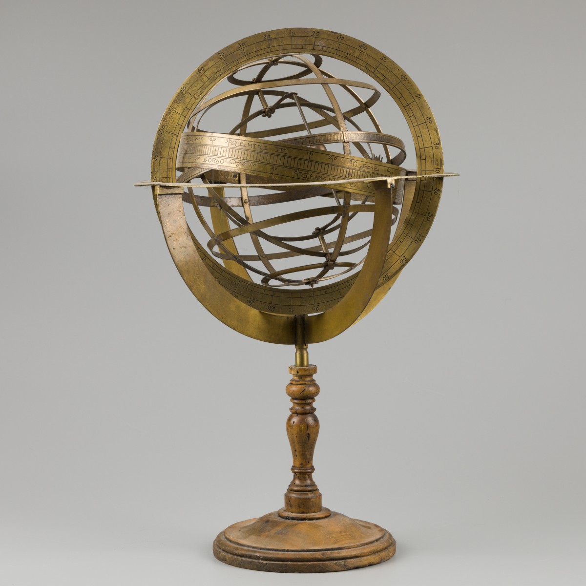 Een messing spherisch astrolabium/ armillaire bol/ armilla, laat 19e eeuw.
