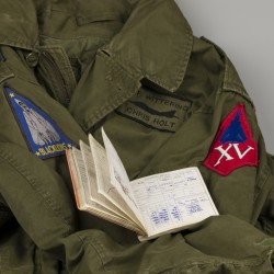 Een vliegeniersjas / bomber jacket, Black Lions, F14 Tomcat en flight line note book.