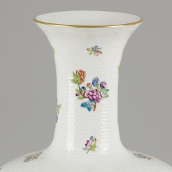 Een porseleinen balustervaas met Queen Victoria decor, Herend, 1e helft 20e eeuw.