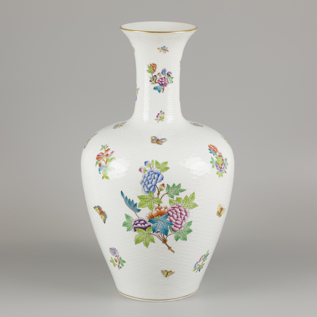 Een porseleinen balustervaas met Queen Victoria decor, Herend, 1e helft 20e eeuw.