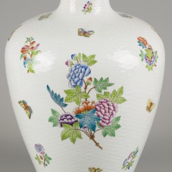 Een porseleinen balustervaas met Queen Victoria decor, Herend, 1e helft 20e eeuw.