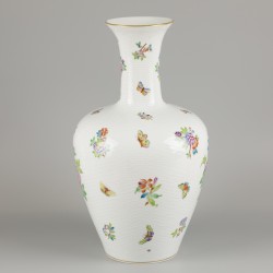 Een porseleinen balustervaas met Queen Victoria decor, Herend, 1e helft 20e eeuw.