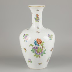 Een porseleinen balustervaas met Queen Victoria decor, Herend, 1e helft 20e eeuw.