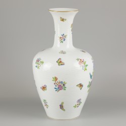 Een porseleinen balustervaas met Queen Victoria decor, Herend, 1e helft 20e eeuw.