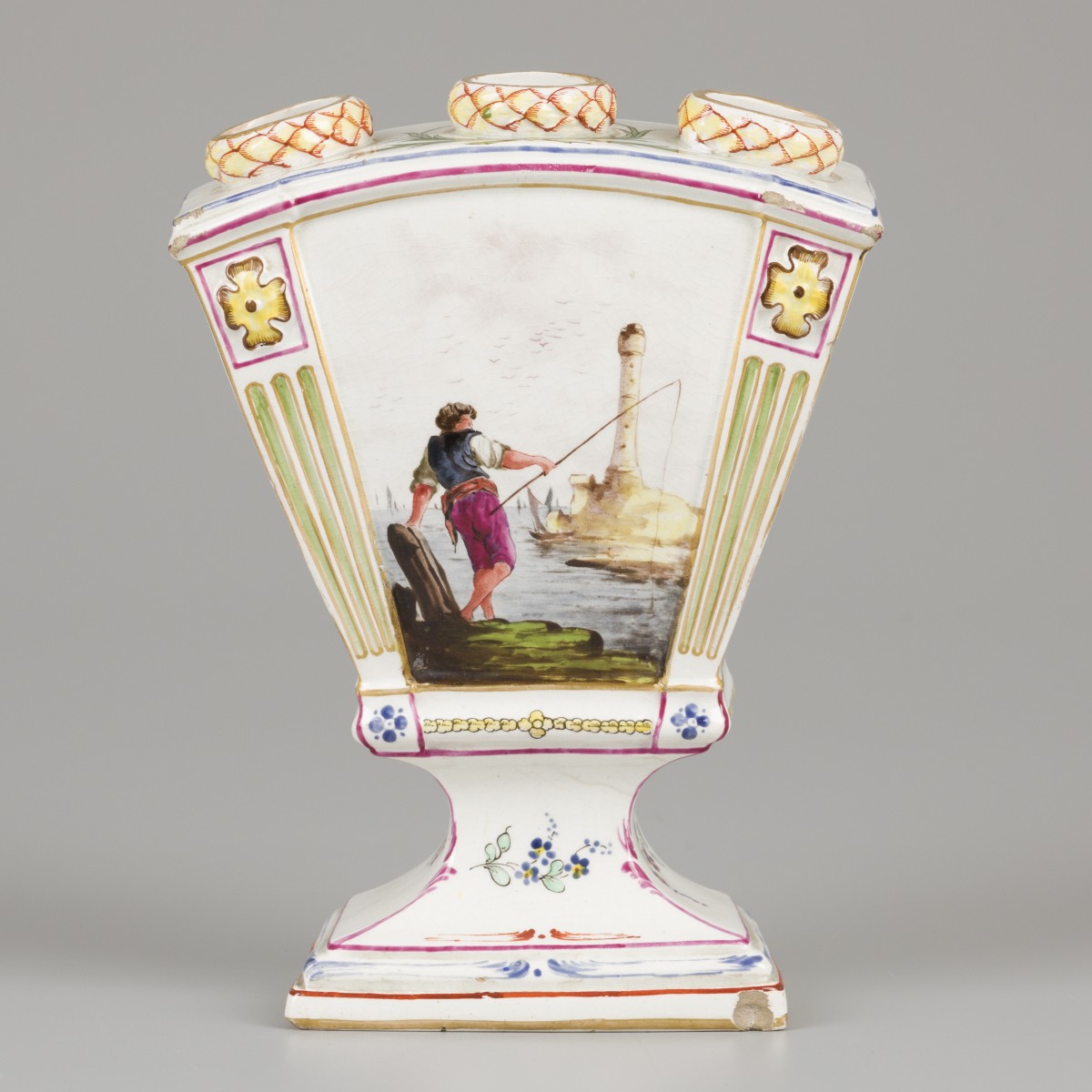 Een porseleinen tulpenvaas met decor van een visser, Höchst Duitsland, circa 1760.