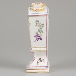 Een porseleinen tulpenvaas met decor van een visser, Höchst Duitsland, circa 1760.