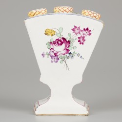 Een porseleinen tulpenvaas met decor van een visser, Höchst Duitsland, circa 1760.