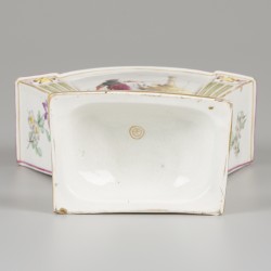 Een porseleinen tulpenvaas met decor van een visser, Höchst Duitsland, circa 1760.