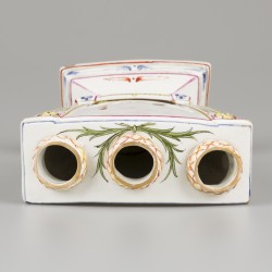 Een porseleinen tulpenvaas met decor van een visser, Höchst Duitsland, circa 1760.